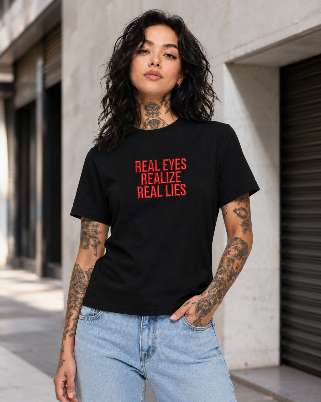 REAL EYES REALIZE REAL LIES – besticktes Damen Shirt, Statement T-Shirt, frecher Spruch, Geschenk für Freundin, Bio-Baumwolle, Weiß oder Schwarz