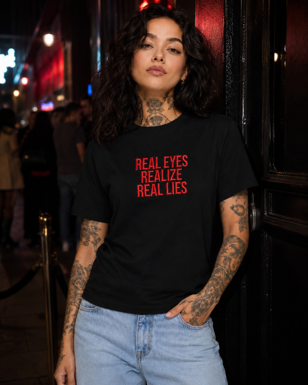 REAL EYES REALIZE REAL LIES – besticktes Damen Shirt, Statement T-Shirt, frecher Spruch, Geschenk für Freundin, Bio-Baumwolle, Weiß oder Schwarz