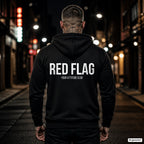 RED FLAG – schwarzer Hoodie mit weißem Backprint, Herren in der Stadt bei Nacht