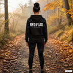 RED FLAG – schwarzer Hoodie mit weißem Backprint, Damen beim Joggen im Herbst