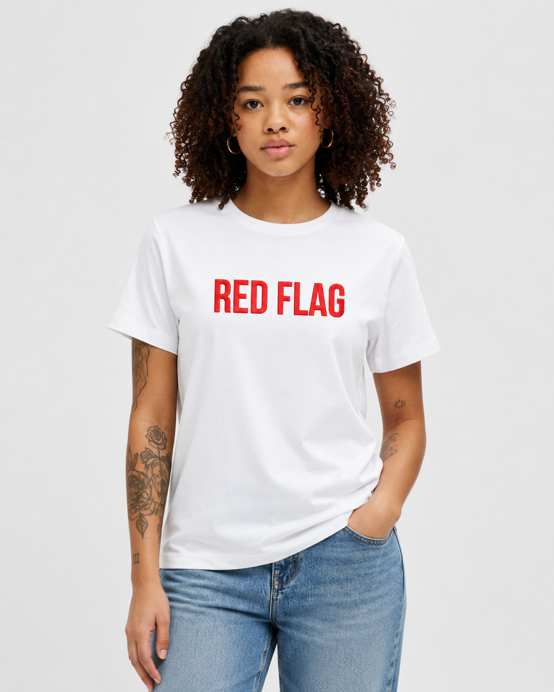 RED FLAG – besticktes Damen Shirt, freches Statement T-Shirt, Dating Humor, Geschenk für Freundin, Bio-Baumwolle, Weiß oder Schwarz