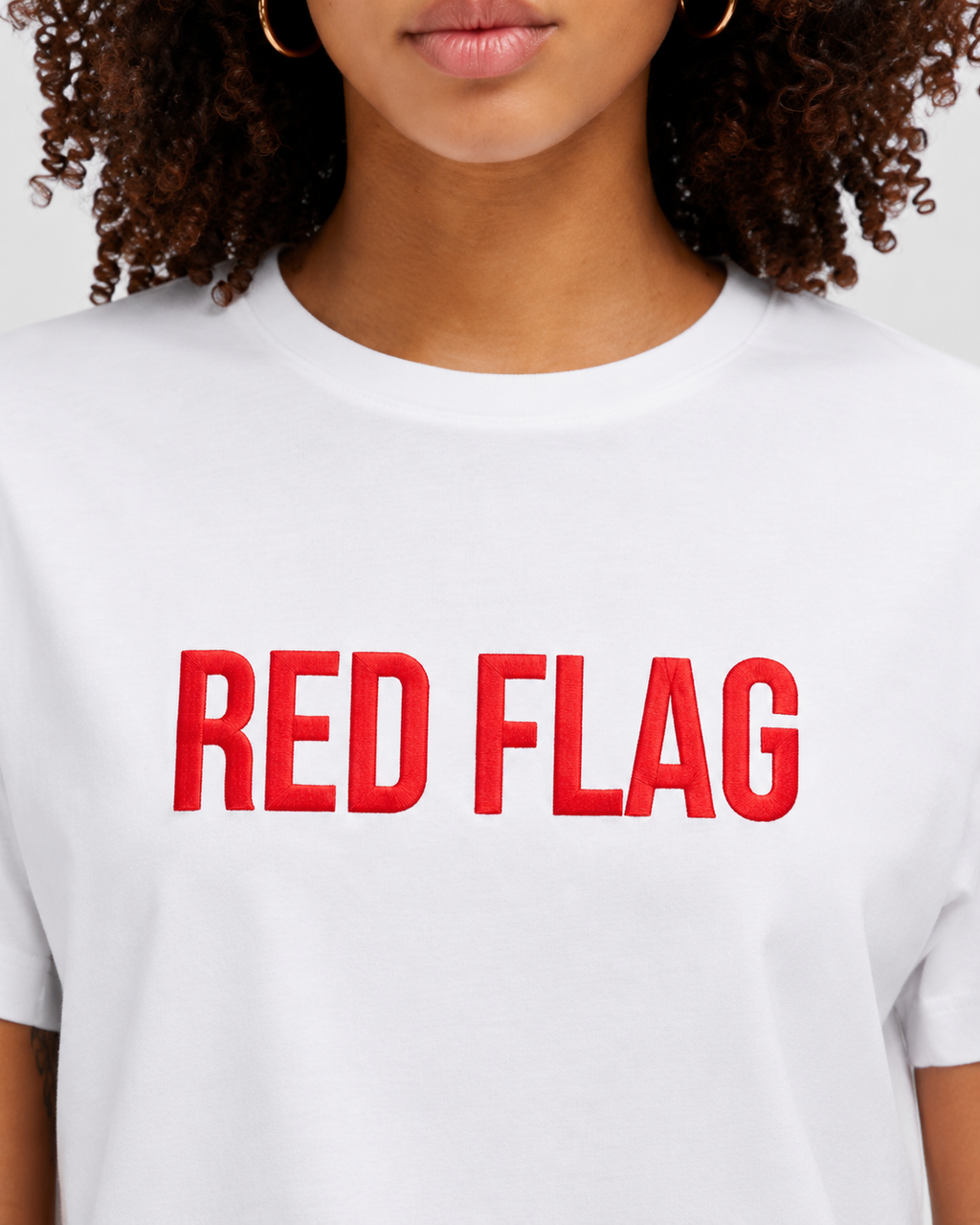 RED FLAG – besticktes Damen Shirt, freches Statement T-Shirt, Dating Humor, Geschenk für Freundin, Bio-Baumwolle, Weiß oder Schwarz