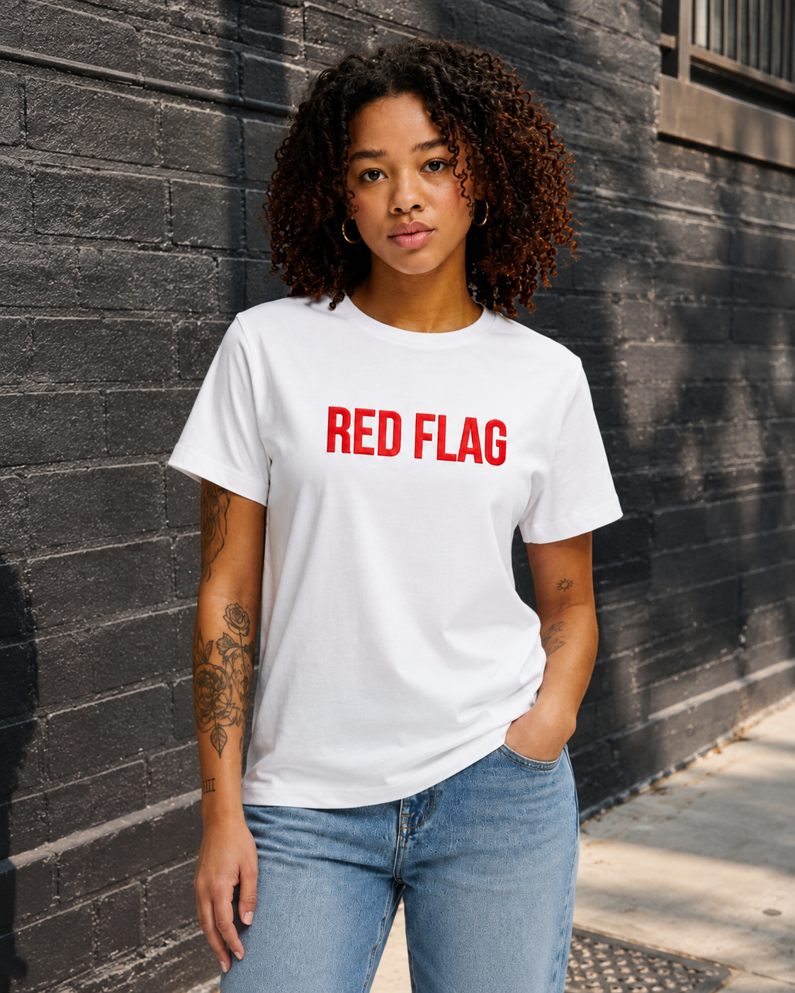 RED FLAG – besticktes Damen Shirt, freches Statement T-Shirt, Dating Humor, Geschenk für Freundin, Bio-Baumwolle, Weiß oder Schwarz