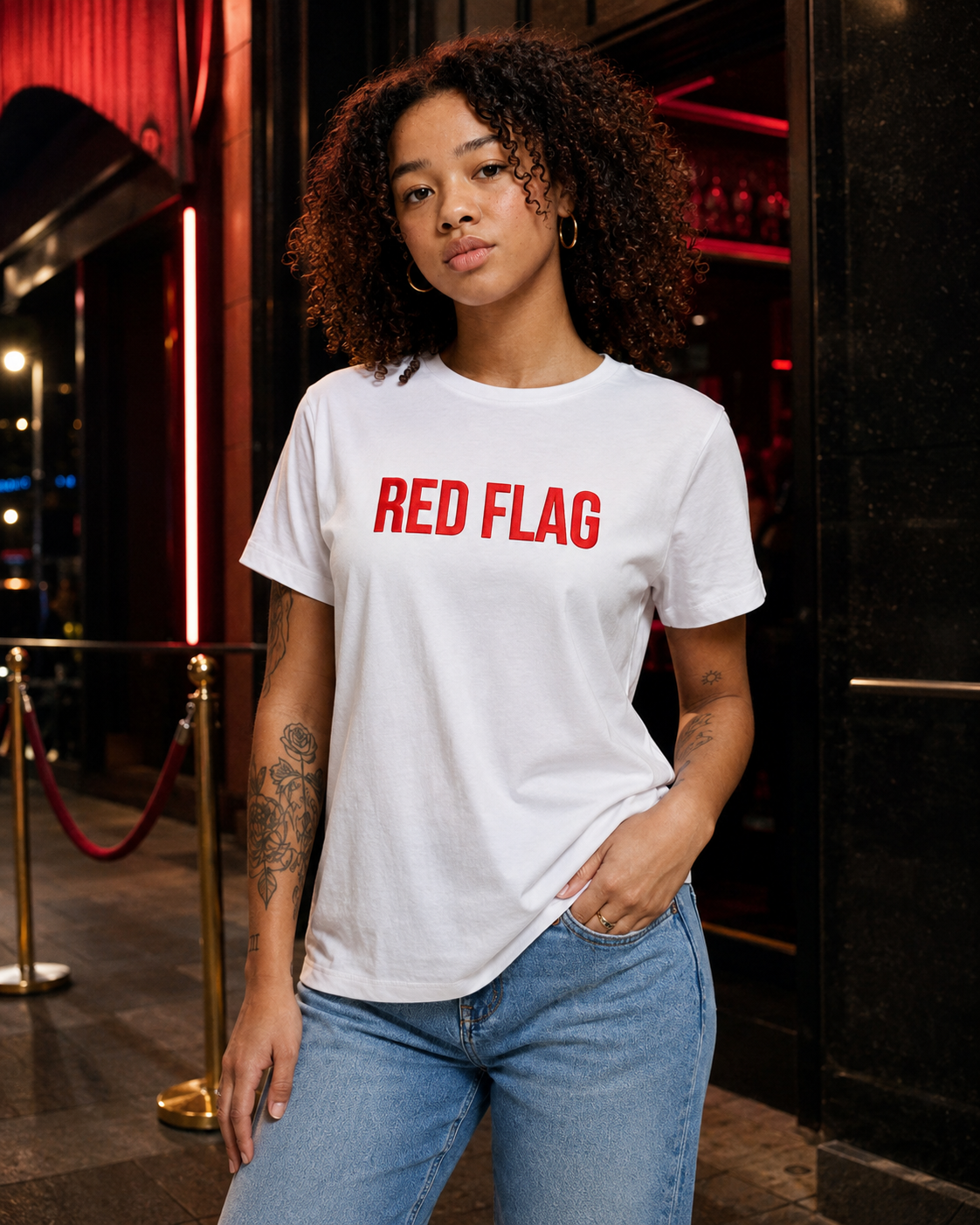 RED FLAG – besticktes Damen Shirt, freches Statement T-Shirt, Dating Humor, Geschenk für Freundin, Bio-Baumwolle, Weiß oder Schwarz