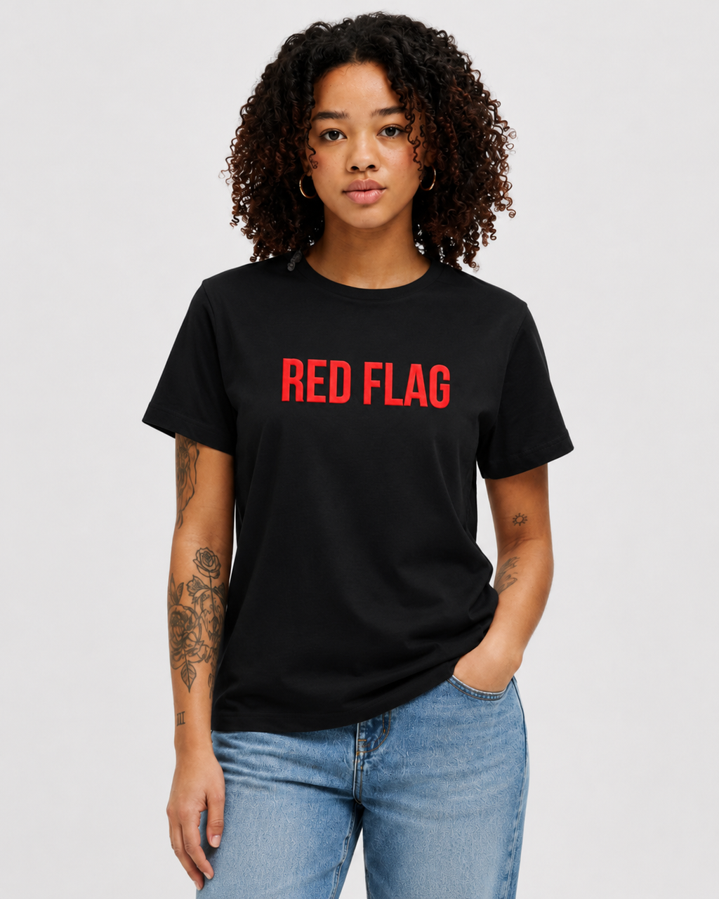 RED FLAG – besticktes Damen Shirt, freches Statement T-Shirt, Dating Humor, Geschenk für Freundin, Bio-Baumwolle, Weiß oder Schwarz