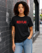 RED FLAG – besticktes Damen Shirt, freches Statement T-Shirt, Dating Humor, Geschenk für Freundin, Bio-Baumwolle, Weiß oder Schwarz