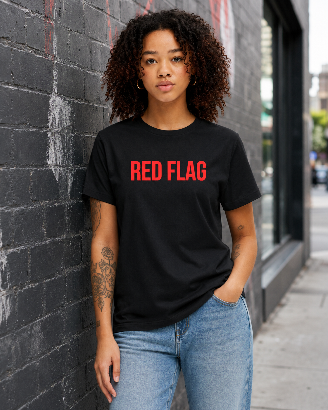 RED FLAG – besticktes Damen Shirt, freches Statement T-Shirt, Dating Humor, Geschenk für Freundin, Bio-Baumwolle, Weiß oder Schwarz