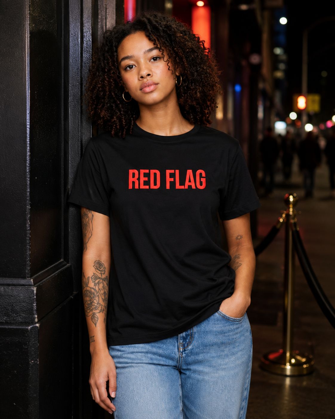 RED FLAG – besticktes Damen Shirt, freches Statement T-Shirt, Dating Humor, Geschenk für Freundin, Bio-Baumwolle, Weiß oder Schwarz