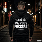 Rien Ne Va Plus Fuckers – schwarzer Hoodie mit weißem Backprint, Herren in der Stadt bei Nacht