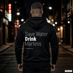 Save Water Drink Martinis – schwarzer Hoodie mit weißem Backprint, Herren in der Stadt bei Nacht