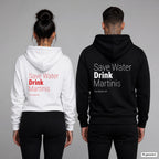 Save Water Drink Martinis – Hoodie mit Backprint, Frau in Weiß mit rotem und Mann in Schwarz mit weißem Aufdruck