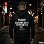 Scheiße gelaufen. Sieht trotzdem gut aus – schwarzer Hoodie mit weißem Backprint, Herren in der Stadt bei Nacht