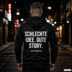 Schlechte Idee. Gute Story – schwarzer Hoodie mit weißem Backprint, Herren in der Stadt bei Nacht