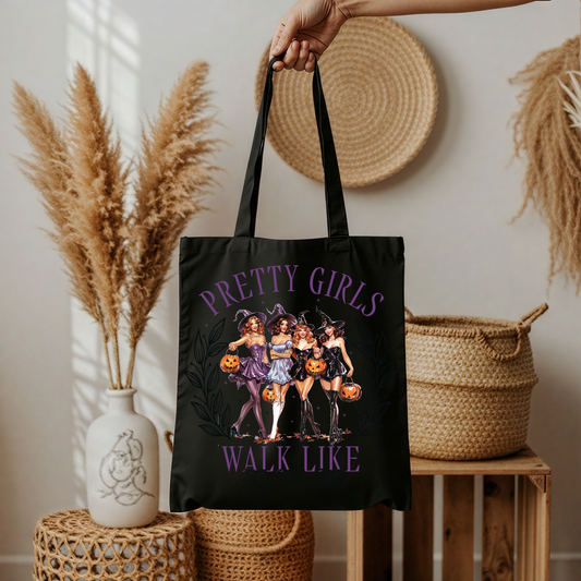 Halloween Stofftasche Pretty Girls Walk Like – Beiger Baumwollbeutel mit Hexen Motiv, DTG Druck, A4 A3 Aufbügler für Shirt, Hoodie, Kissen, Hexen Spruch Beutel