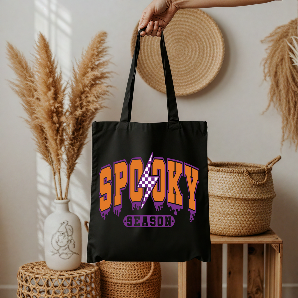 Spooky Season Stofftasche Schwarz – Halloween Baumwolltasche mit Blitz & Retro Schrift – DTG Druck oder A4/A3 Bügelbild – Shirt Kissen Jacke individuell gestalten