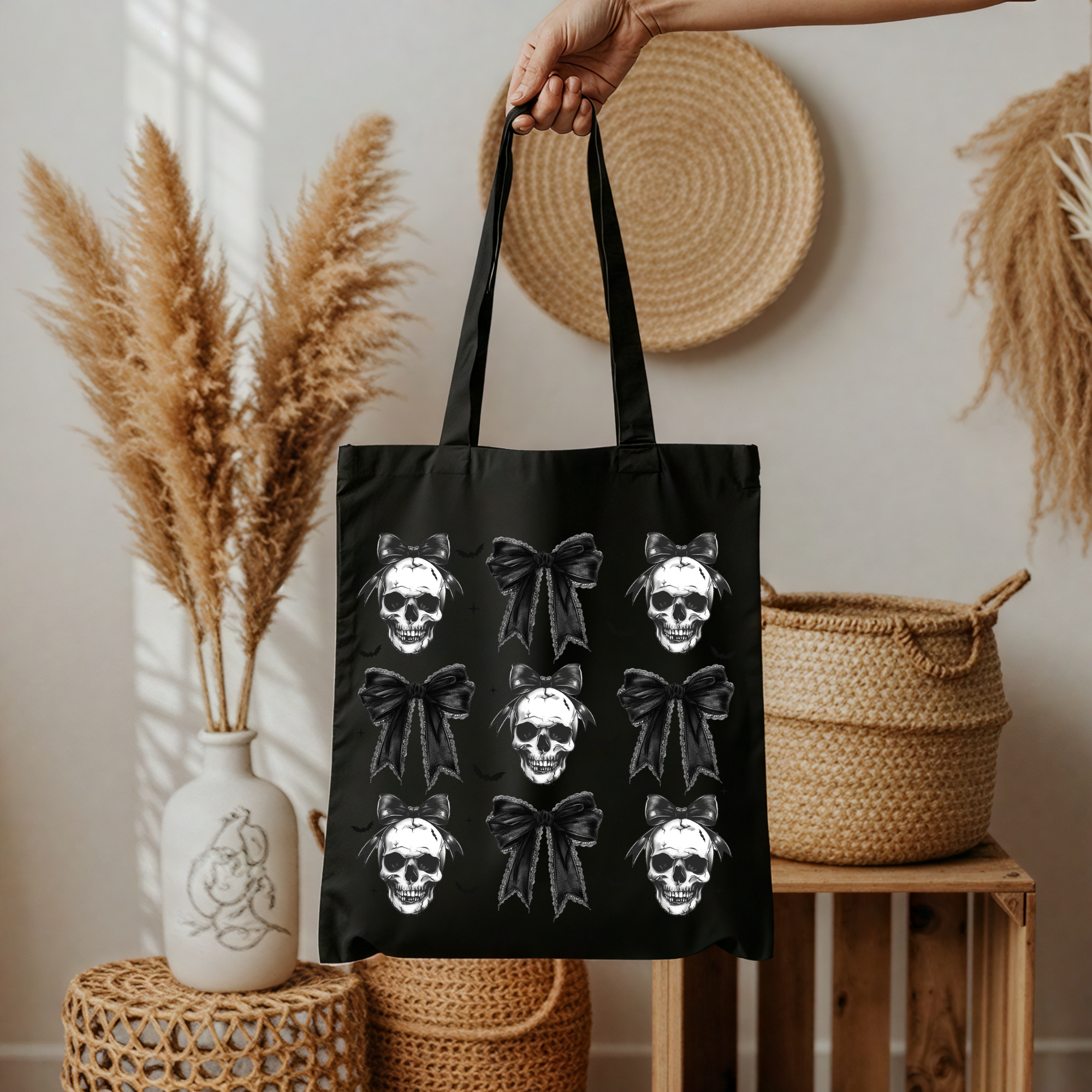 Beige Stofftasche mit Totenkopf & Schleifen-Print – Skull & Bows Coquette Design – Baumwollbeutel mit DTG Druck oder als A4/A3 Bügelbild für Shirt, Kissen, Hoodie & Co.