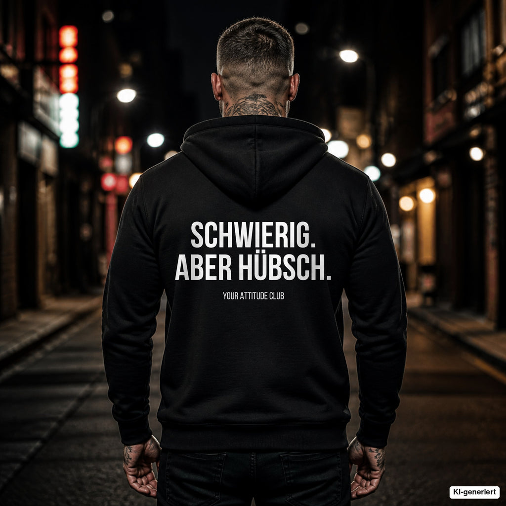 SCHWIERIG. ABER HÜBSCH. – schwarzer Hoodie mit weißem Backprint, Herren in der Stadt bei Nacht