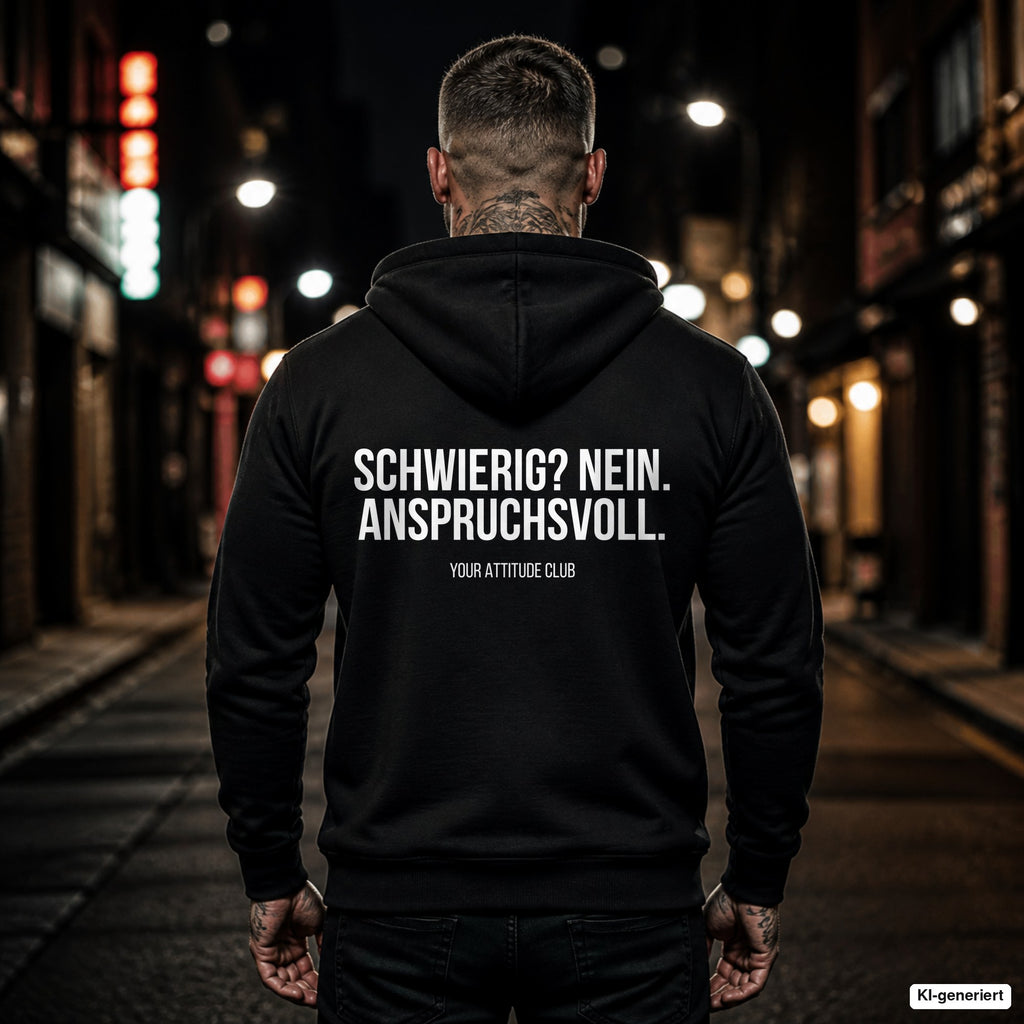SCHWIERIG? NEIN. ANSPRUCHSVOLL. – schwarzer Hoodie mit weißem Backprint, Herren in der Stadt bei Nacht