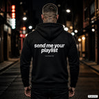Send Me Your Playlist – schwarzer Hoodie mit weißem Backprint, Herren in der Stadt bei Nacht