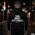 Send money not flowers – schwarzer Hoodie mit weißem Backprint, Herren in der Stadt bei Nacht