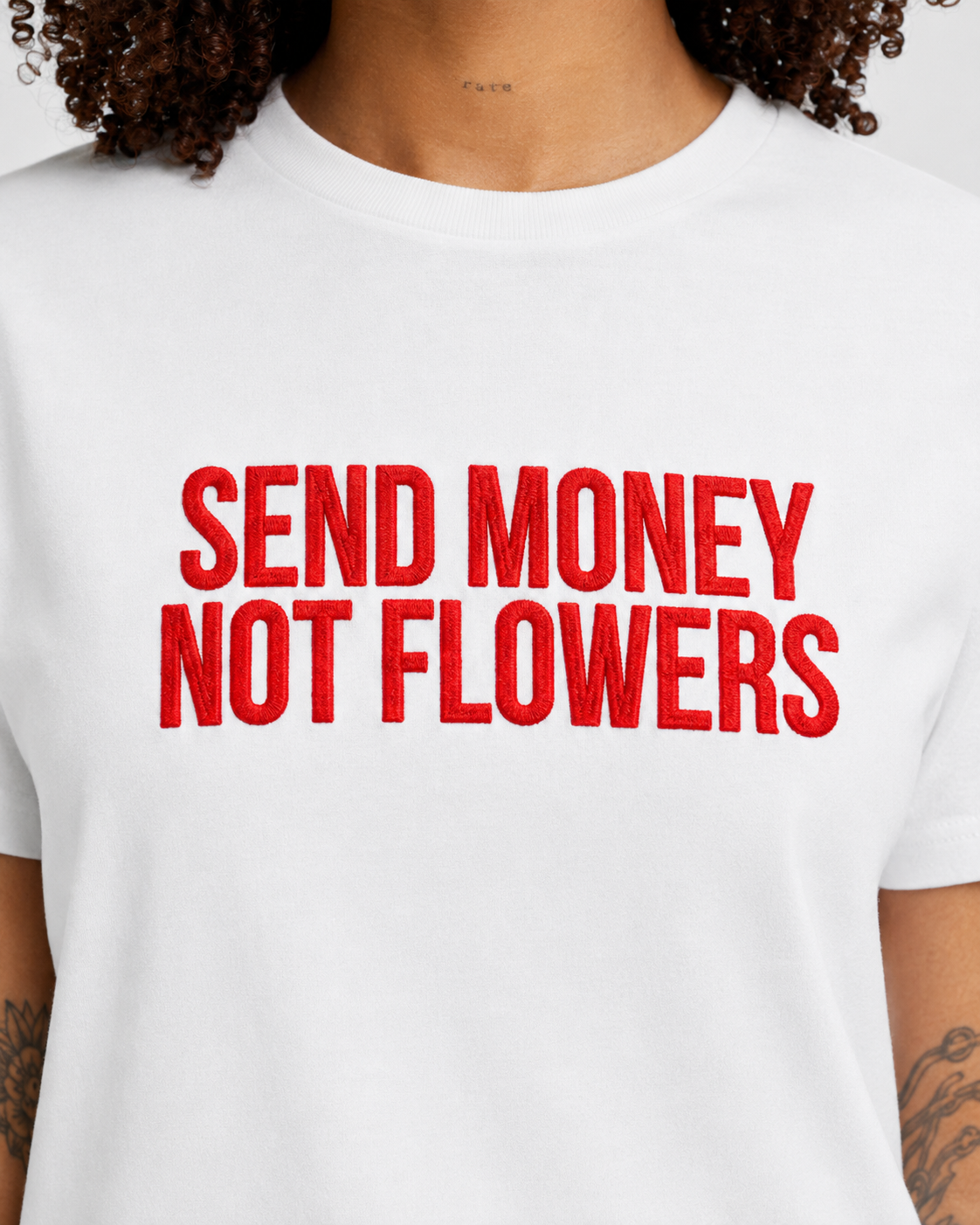 SEND MONEY NOT FLOWERS – besticktes Damen Shirt, freches Statement T-Shirt, Geschenk für Freundin, Bio-Baumwolle, Weiß oder Schwarz