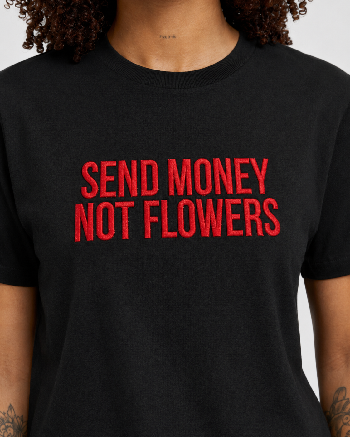 SEND MONEY NOT FLOWERS – besticktes Damen Shirt, freches Statement T-Shirt, Geschenk für Freundin, Bio-Baumwolle, Weiß oder Schwarz