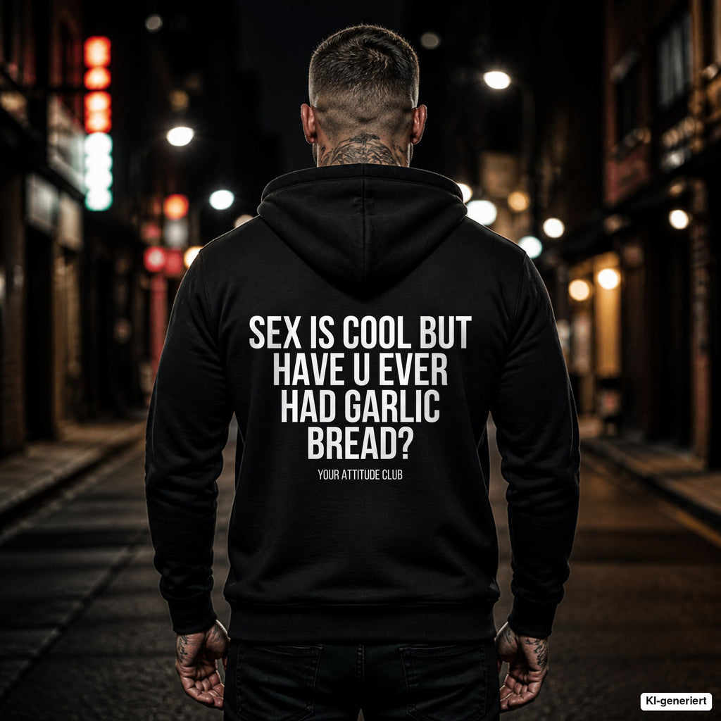 Sex is cool but have u ever had garlic bread – schwarzer Hoodie mit weißem Backprint, Herren in der Stadt bei Nacht