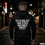 Sex is cool but have u ever had garlic bread – schwarzer Hoodie mit weißem Backprint, Herren in der Stadt bei Nacht