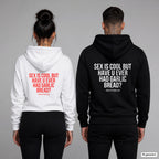 Sex is cool but have u ever had garlic bread – Hoodie mit Backprint, Frau in Weiß mit rotem und Mann in Schwarz mit weißem Aufdruck