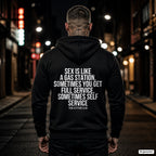 Sex is like a gas station, sometimes you get full service, sometimes self service – schwarzer Hoodie mit weißem Backprint, Herren in der Stadt bei Nacht