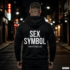 SEX SYMBOL – schwarzer Hoodie mit weißem Backprint, Herren in der Stadt bei Nacht