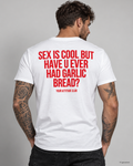 SEX IS COOL BUT HAVE U EVER HAD GARLIC BREAD? – Unisex Statement T-Shirt Weiß mit rotem Backprint | lustiges Sprüche Shirt