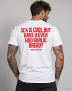 SEX IS COOL BUT HAVE U EVER HAD GARLIC BREAD? – Unisex Statement T-Shirt Weiß mit rotem Backprint | lustiges Sprüche Shirt