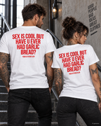SEX IS COOL BUT HAVE U EVER HAD GARLIC BREAD? – Unisex Statement T-Shirt Weiß mit rotem Backprint | lustiges Sprüche Shirt
