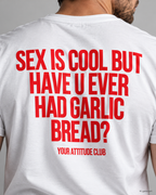 SEX IS COOL BUT HAVE U EVER HAD GARLIC BREAD? – Unisex Statement T-Shirt Weiß mit rotem Backprint | lustiges Sprüche Shirt