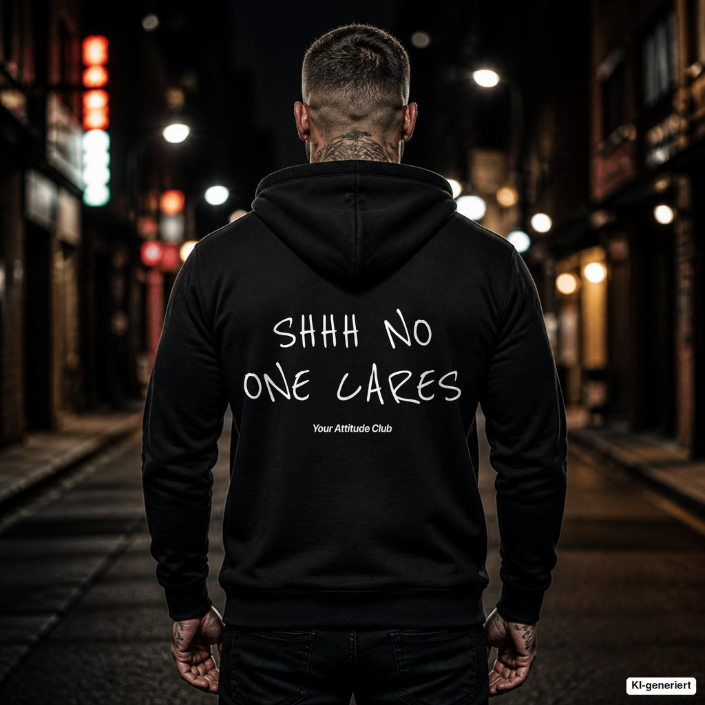Shhh No One Cares – schwarzer Hoodie mit weißem Backprint, Herren in der Stadt bei Nacht