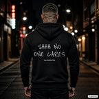 Shhh No One Cares – schwarzer Hoodie mit weißem Backprint, Herren in der Stadt bei Nacht