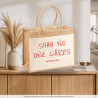 Shhh No One Cares – Jutetasche mit Spruch, auf dem Sideboard im Flur