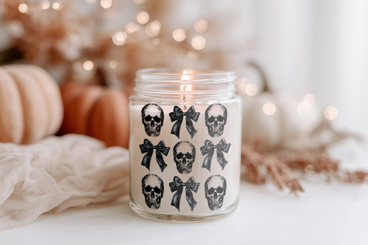 Schädel Kerze mit Schleifen Halloween Deko Duftkerze Glas vegan Sojawachs, Gothic Candle, Herbstkerze spooky Geschenkidee Frauen