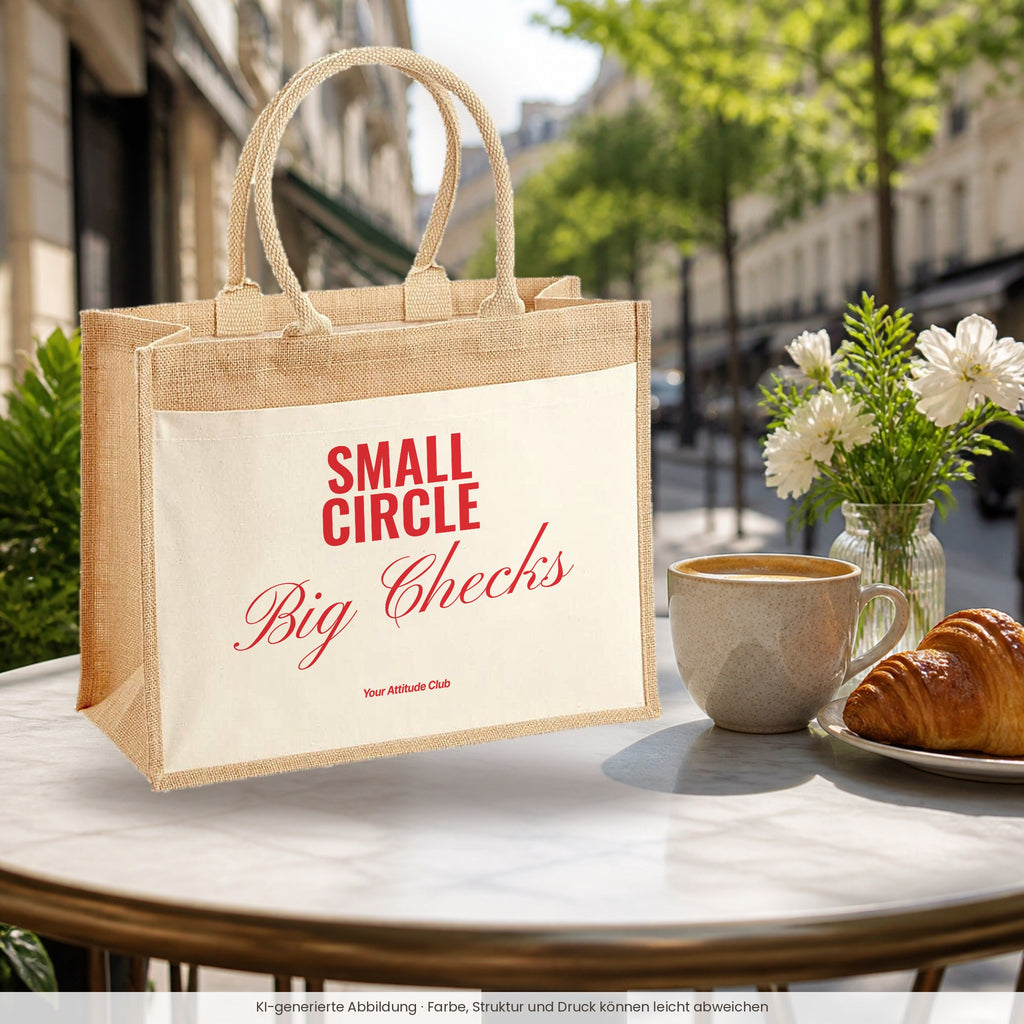 Small Circle Big Checks – Jutetasche mit Spruch, im Café