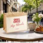 Small Circle Big Checks – Jutetasche mit Spruch, im Café