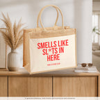 Smells like sl*ts in here – Jutetasche mit Spruch, auf dem Sideboard im Flur