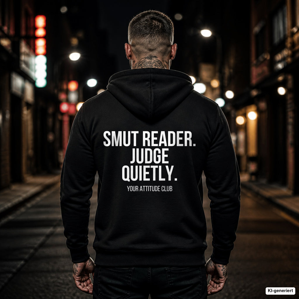 Smut reader. Judge quietly. – schwarzer Hoodie mit weißem Backprint, Herren in der Stadt bei Nacht