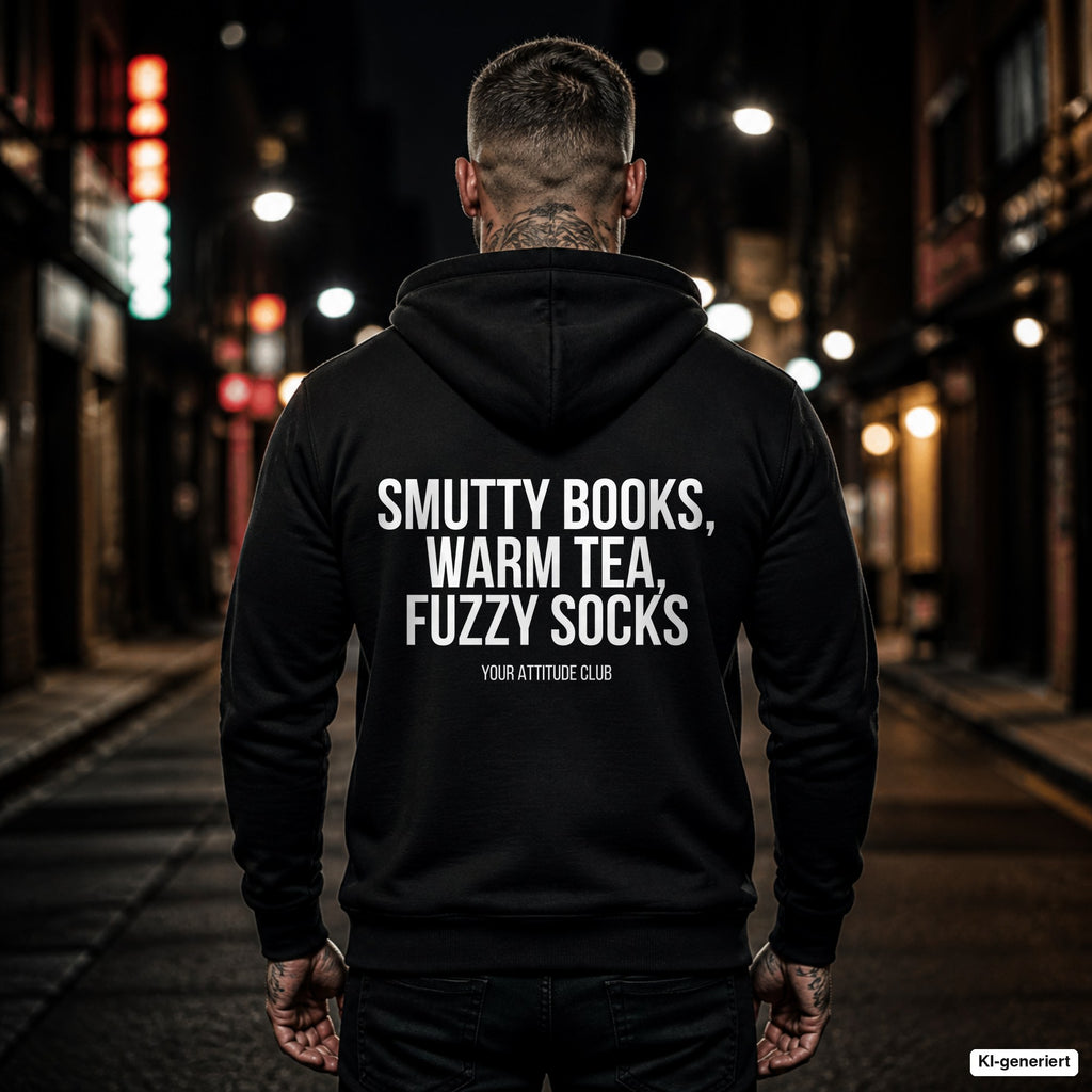 Smutty books, warm tea, fuzzy socks – schwarzer Hoodie mit weißem Backprint, Herren in der Stadt bei Nacht