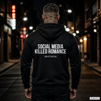 Social media killed romance – schwarzer Hoodie mit weißem Backprint, Herren in der Stadt bei Nacht