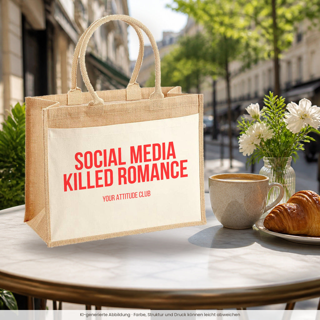 Social media killed romance – Jutetasche mit Spruch, im Café
