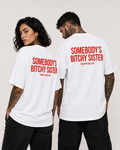 SOMEBODY’S BITCHY SISTER – Weißes Oversize Unisex Shirt mit rotem Backprint, lustiges Schwester Shirt, freches Statement T-Shirt, Geschenk Schwester