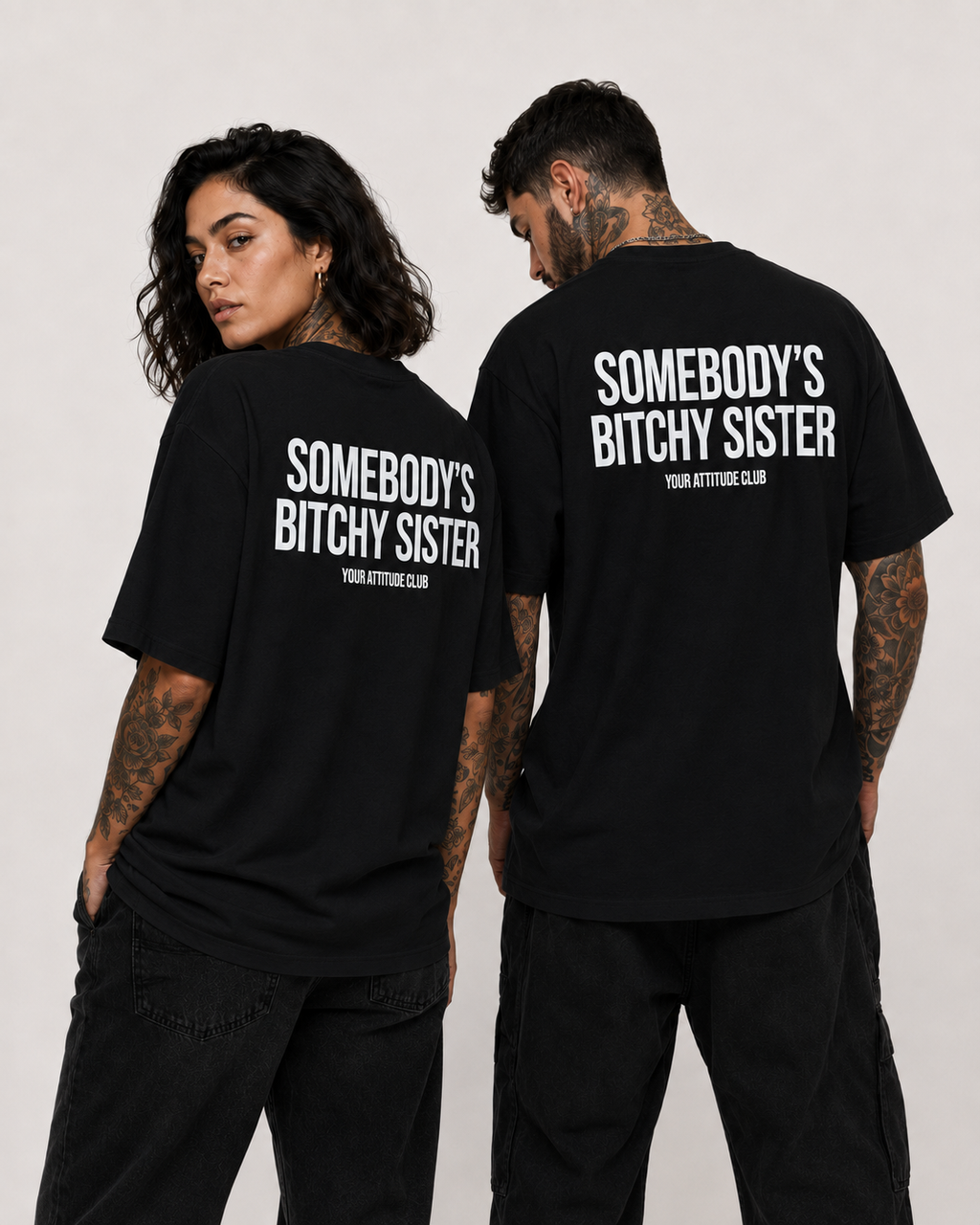 SOMEBODY’S BITCHY SISTER – Weißes Oversize Unisex Shirt mit rotem Backprint, lustiges Schwester Shirt, freches Statement T-Shirt, Geschenk Schwester