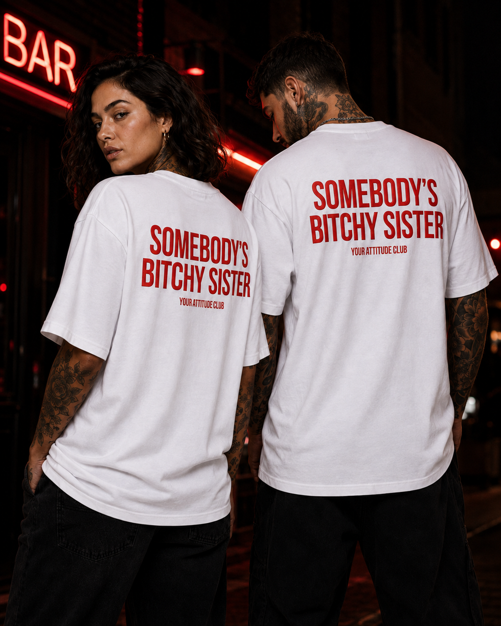 SOMEBODY’S BITCHY SISTER – Weißes Oversize Unisex Shirt mit rotem Backprint, lustiges Schwester Shirt, freches Statement T-Shirt, Geschenk Schwester