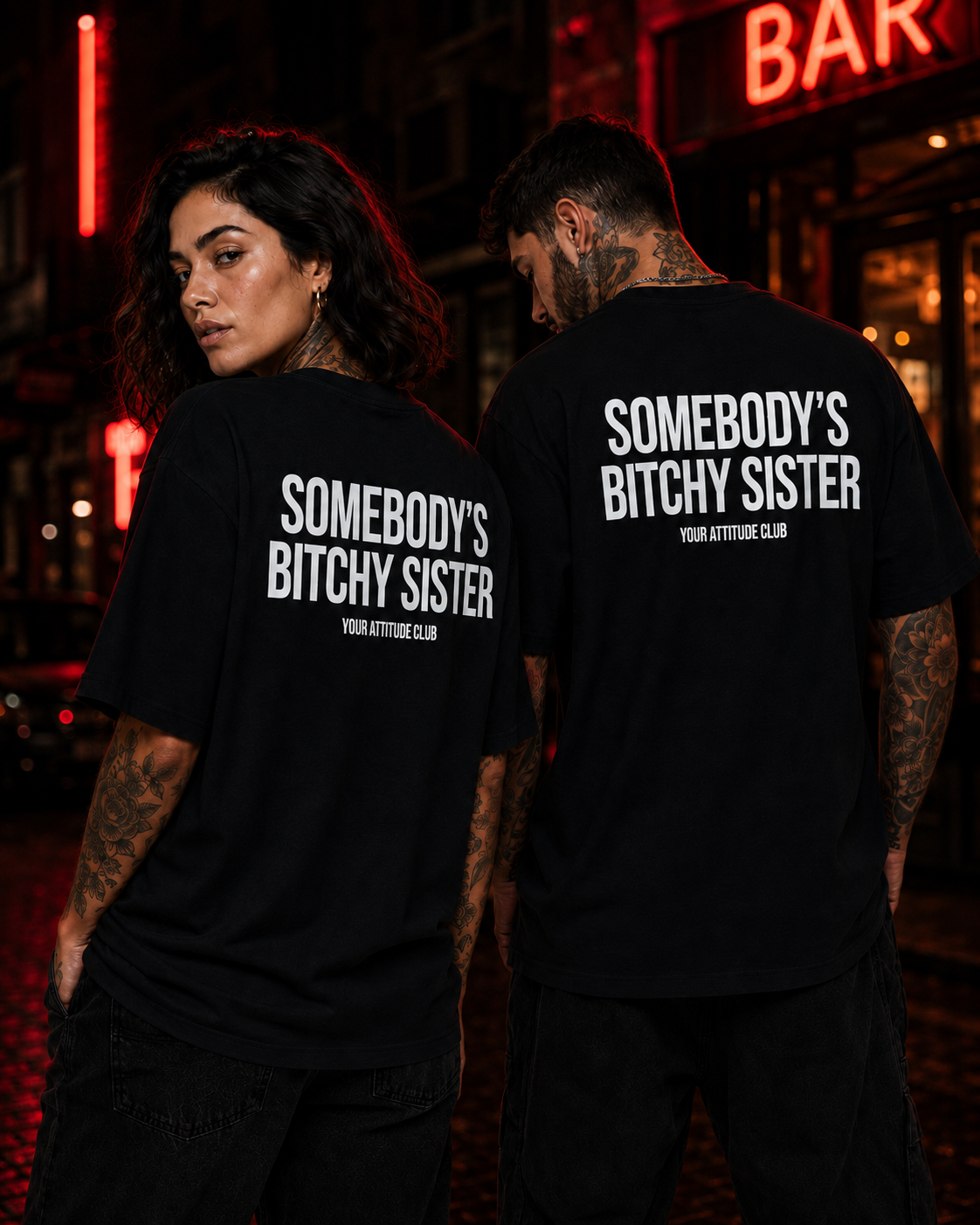 SOMEBODY’S BITCHY SISTER – Weißes Oversize Unisex Shirt mit rotem Backprint, lustiges Schwester Shirt, freches Statement T-Shirt, Geschenk Schwester